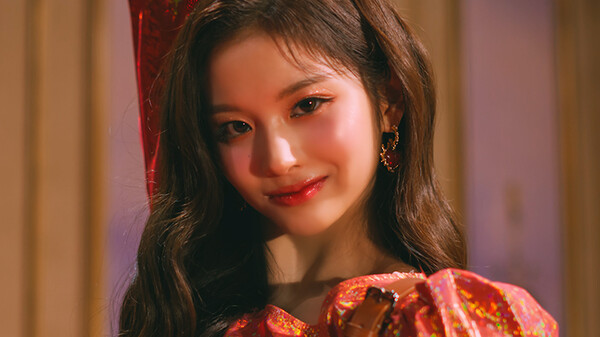 ▲ 엔믹스 신곡 '다이스' 뮤직비디오 티저에 등장한 설윤. 제공|JYP엔터테인먼트