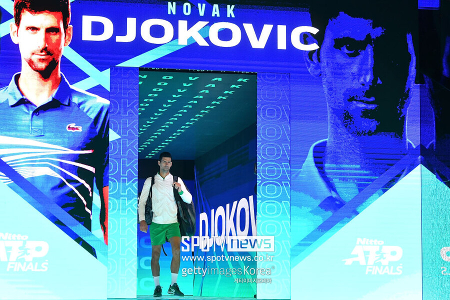 ▲ 노박 조코비치가 2022 니토 ATP 파이널스 레드그룹 조별리그 2차전을 앞두고 코트에 입장하고 있다.
