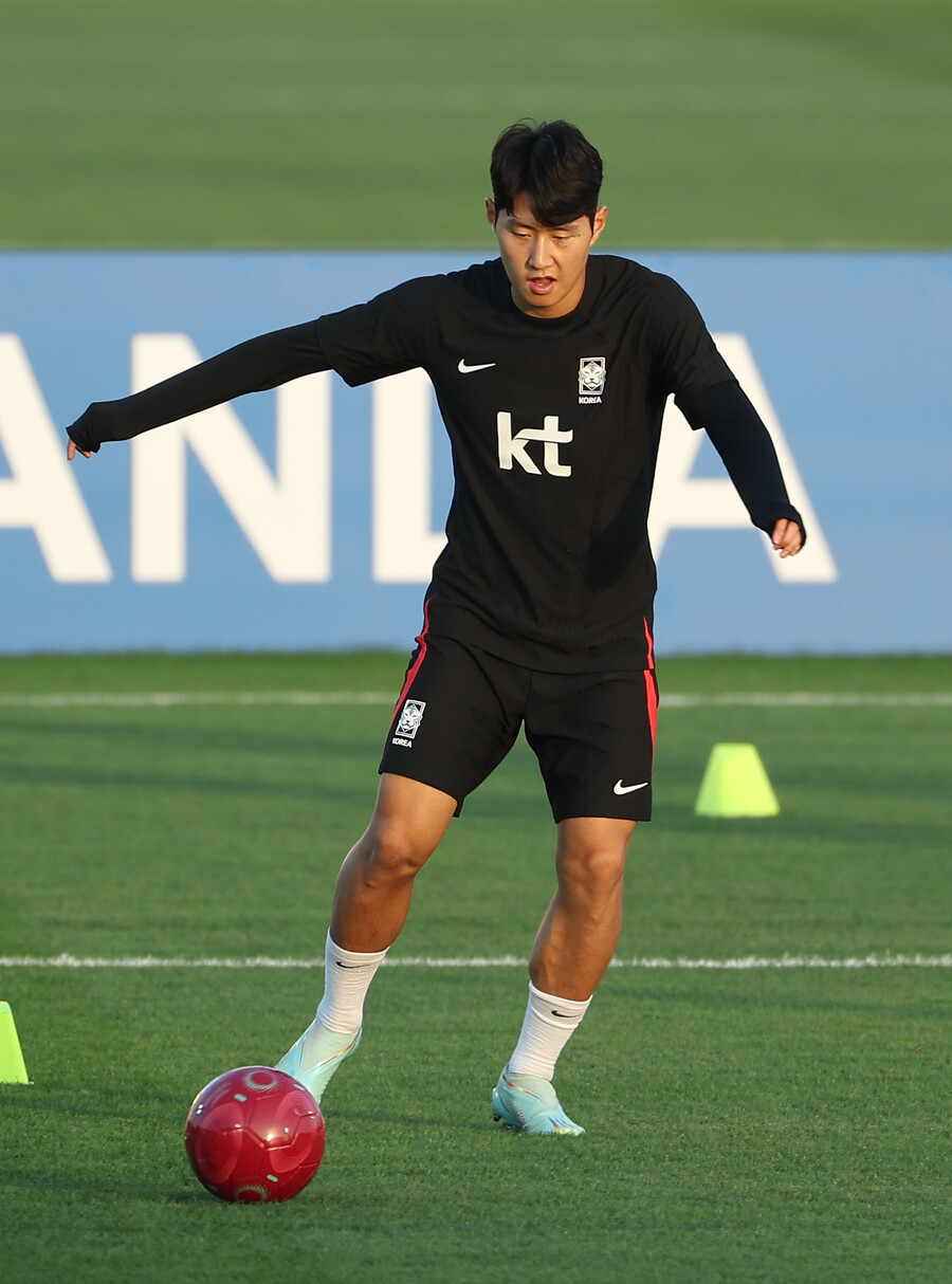 ▲ 2022 카타르월드컵 자원봉사자들을 상대로 재능 기부에 나선 이강인 ⓒ연합뉴스