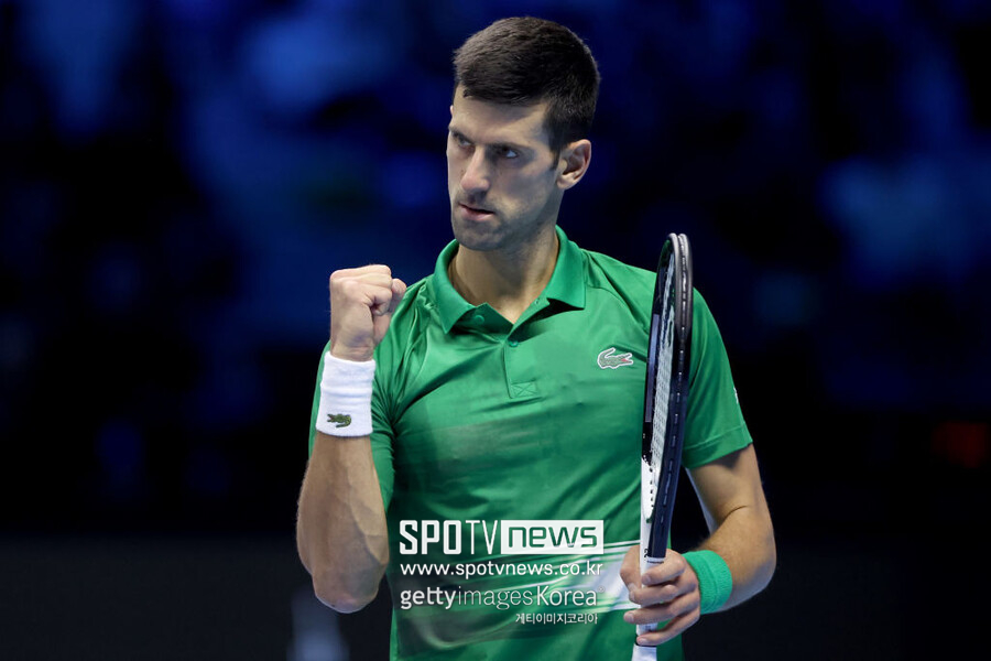 ▲ 노박 조코비치가 2022 니토 ATP 파이널스 조별리그 2차전에서 득점을 올린 뒤 주먹을 불끈 쥐고 있다.
