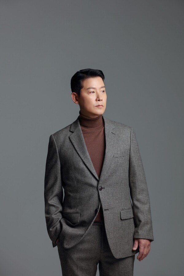▲ 6년 만에 신곡 '브랜드 뉴 크리스마스'를 발표하는 이현우. 제공|우쥬록스