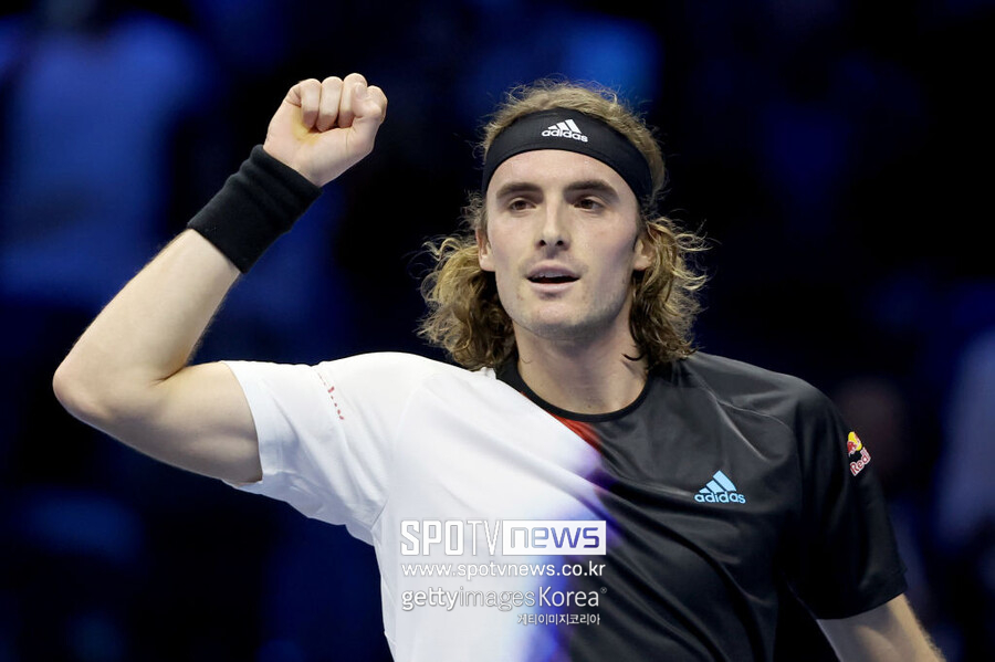 ▲ 2022 니토 ATP 파이널스 조별리그 2차전에서 승리한 스테파노스 치치파스가 환호하고 있다.