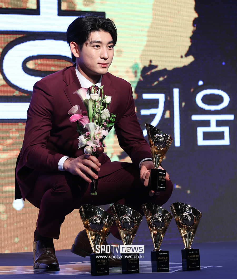 '타격 5관왕' 이정후, 역대 최초 父子 MVP 탄생… 신인왕 정철원 [종합]