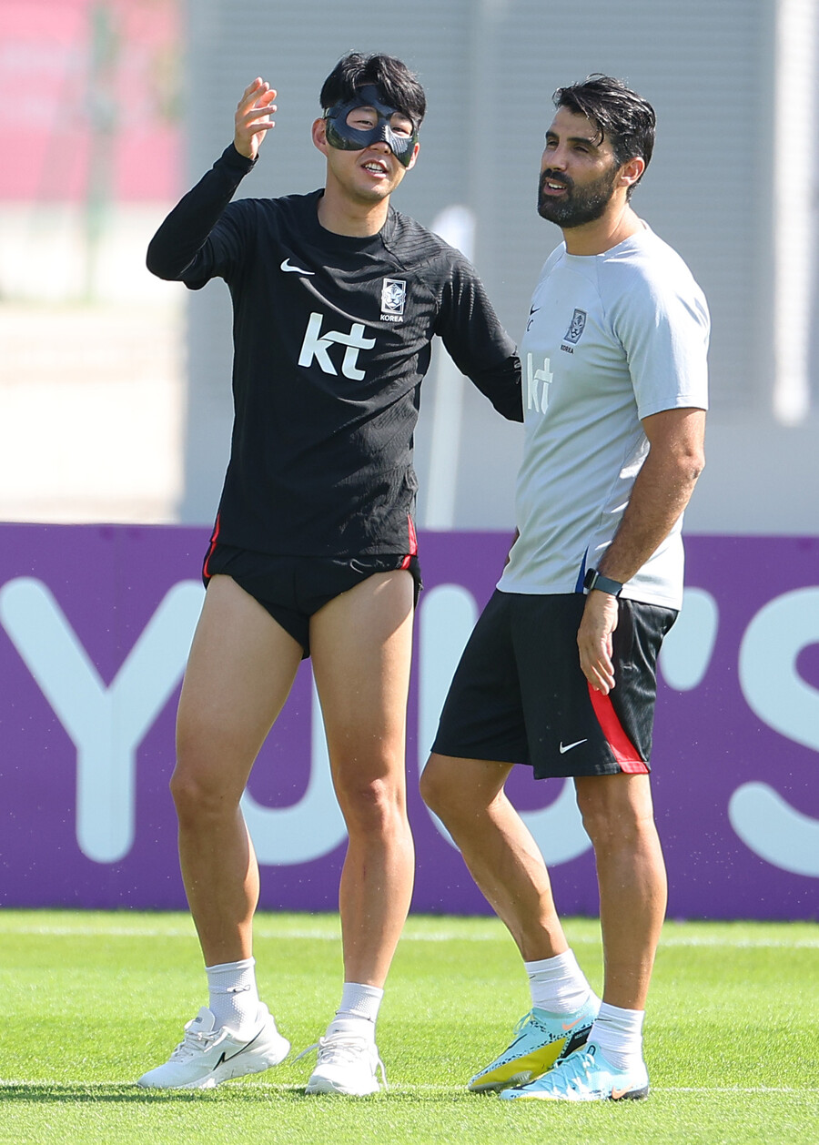 ▲ 축구대표팀 에이스 손흥민이 안면 보호 마스크를 착용하고 훈련에 등장했다. ⓒ연합뉴스