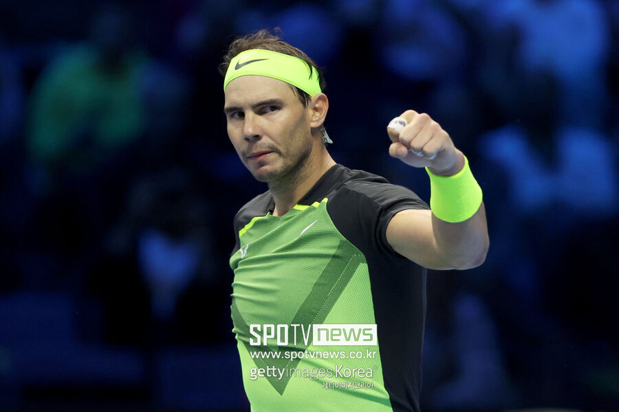 ▲ 라파엘 나달이 2022 니토 ATP 파이널스 조별리그 마지막 경기서 득점을 올린 뒤 주먹을 불끈 쥐고 있다.