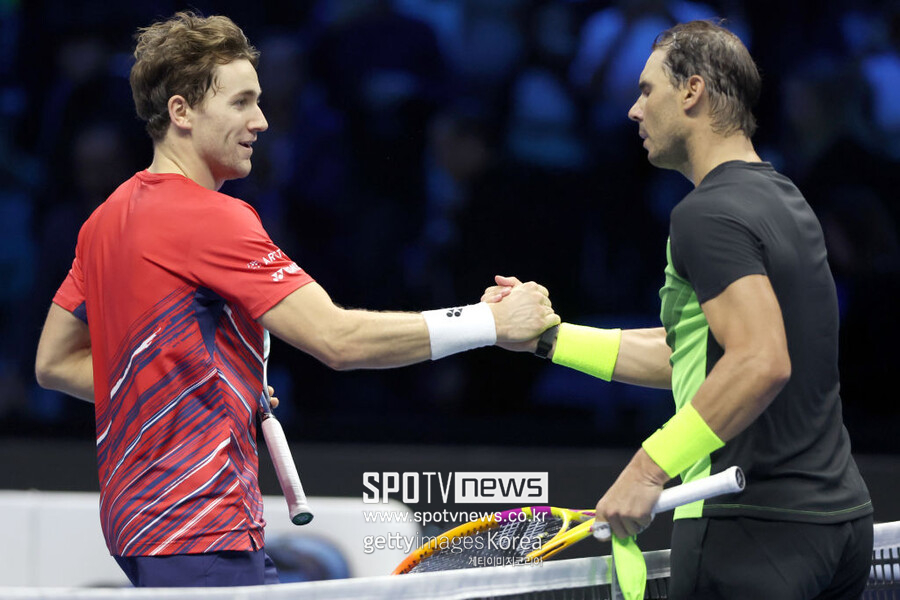 ▲ 2022 니토 ATP 파이널스 그린그룹 조별리그 경기를 마치고 서로 격려하는 라파엘 나달(오른쪽)과 카스페르 루드