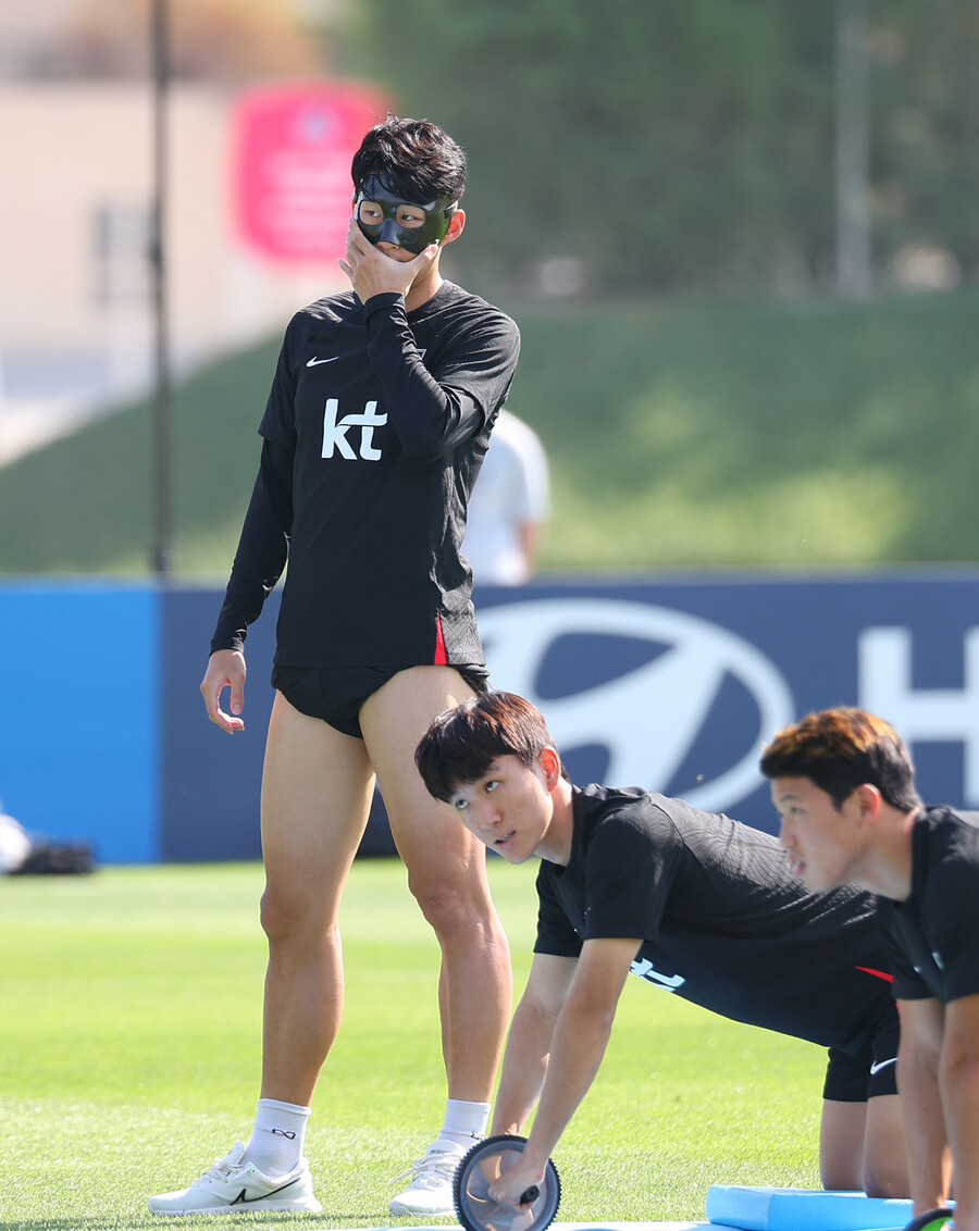 ▲ 축구대표팀 주장 손흥민의 존재감은 상상 이상이다.  안면 보호 마스크를 착용했어도 추앙 받는다. ⓒ연합뉴스