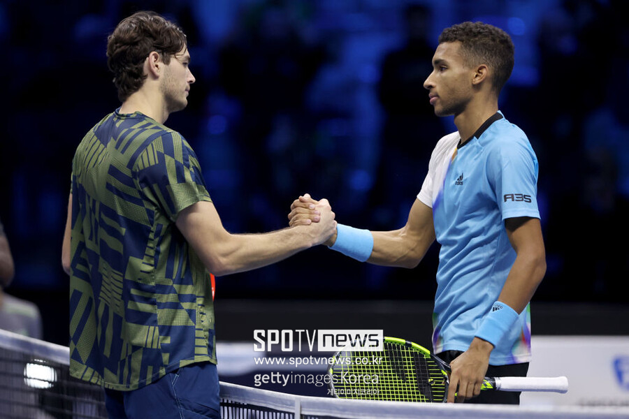 ▲ 2022 니토 ATP 파이널스 그린그룹 조별리그 마지막 경기를 마친 뒤 서로 격려하는 테일러 프리츠(왼쪽)와 펠릭스 오제알리아심