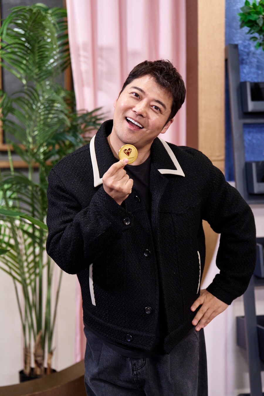 ▲ 티빙 오리지널 '러브캐처 인 발리' MC 전현무. 제공| 티빙