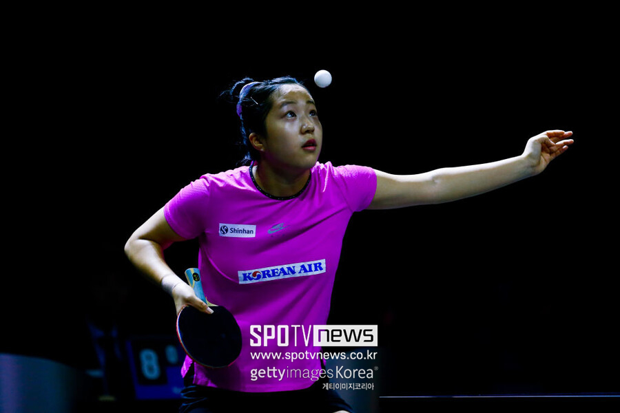 ▲ 신유빈이 2022 국제탁구연맹(ITTF)-아시아탁구연맹(ATTU) 아시안컵 여자단식에서 경기를 펼치고 있다.