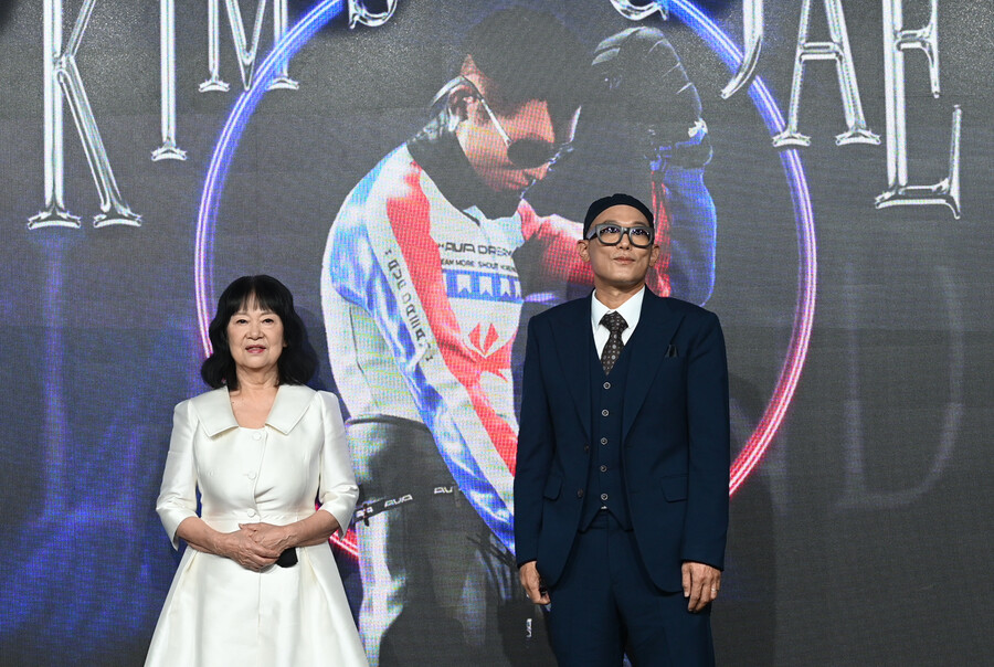 ▲ 故김성재 아바타 기자간담회에 참석한 김성재 어머니 육미영 여사, 동생 김성욱. 제공|  페르소나스페이스, 갤럭시코퍼레이션.
