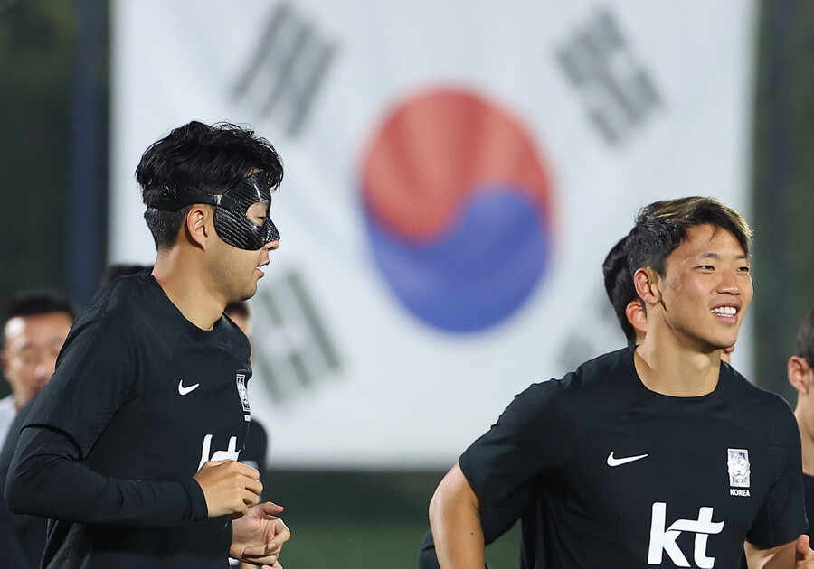 ▲ 마스크 착용한 손흥민과 함께 뛰는 황희찬(왼쪽부터) ⓒ연합뉴스