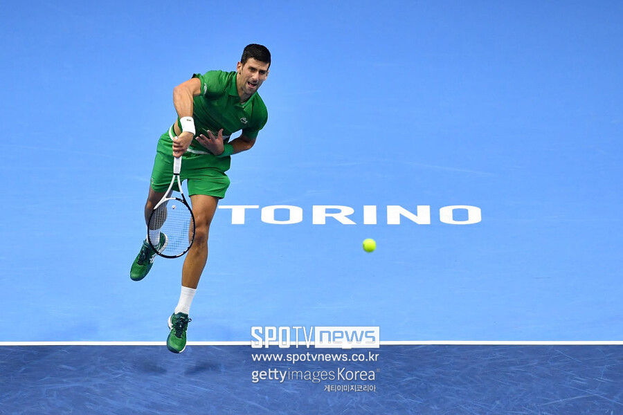▲ 노박 조코비치가 2022년 니토 ATP 파이널스 조별리그 마지막 경기서 서브를 구사하고 있다.