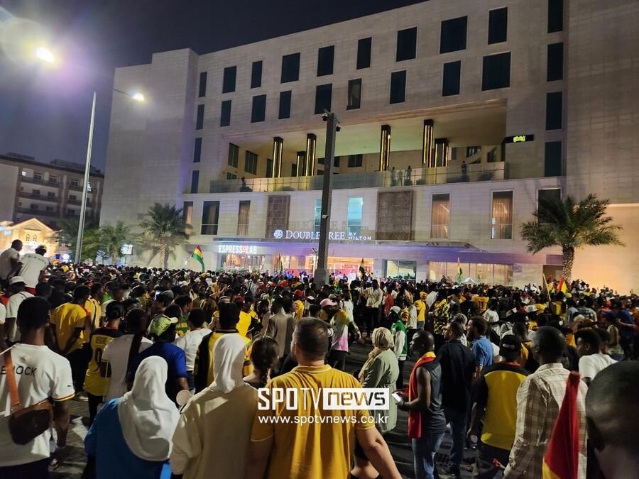 ▲ 가나 팬들이 가나 축구대표팀 입성 소식에 숙소 앞을 점령했다.