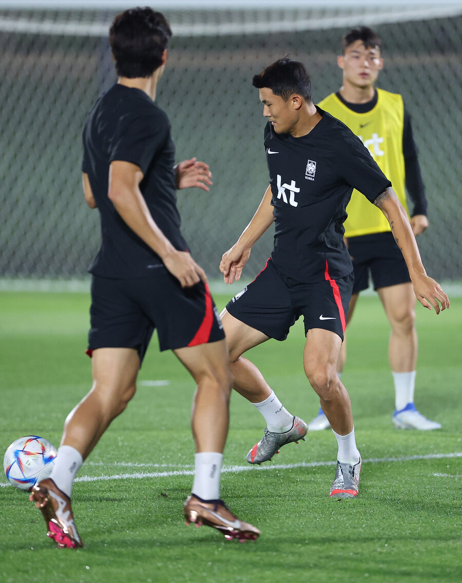 ▲ 축구대표팀 중앙 수비수 김민재가 훈련 중 볼을 다루고 있다(사진 위). 동료들과의 호흡도 최상이다. ⓒ연합뉴스