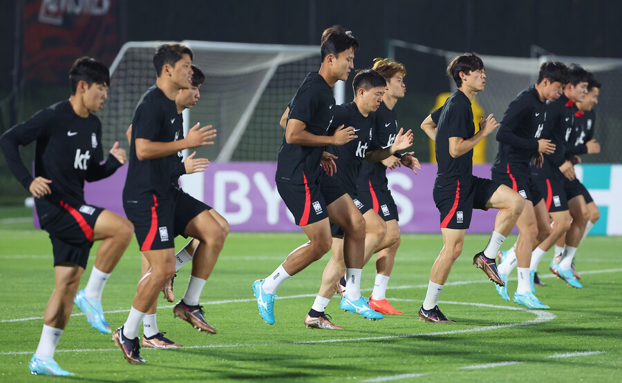 ▲ 축구대표팀 중앙 수비수 김민재가 훈련 중 볼을 다루고 있다(사진 위). 동료들과의 호흡도 최상이다. ⓒ연합뉴스