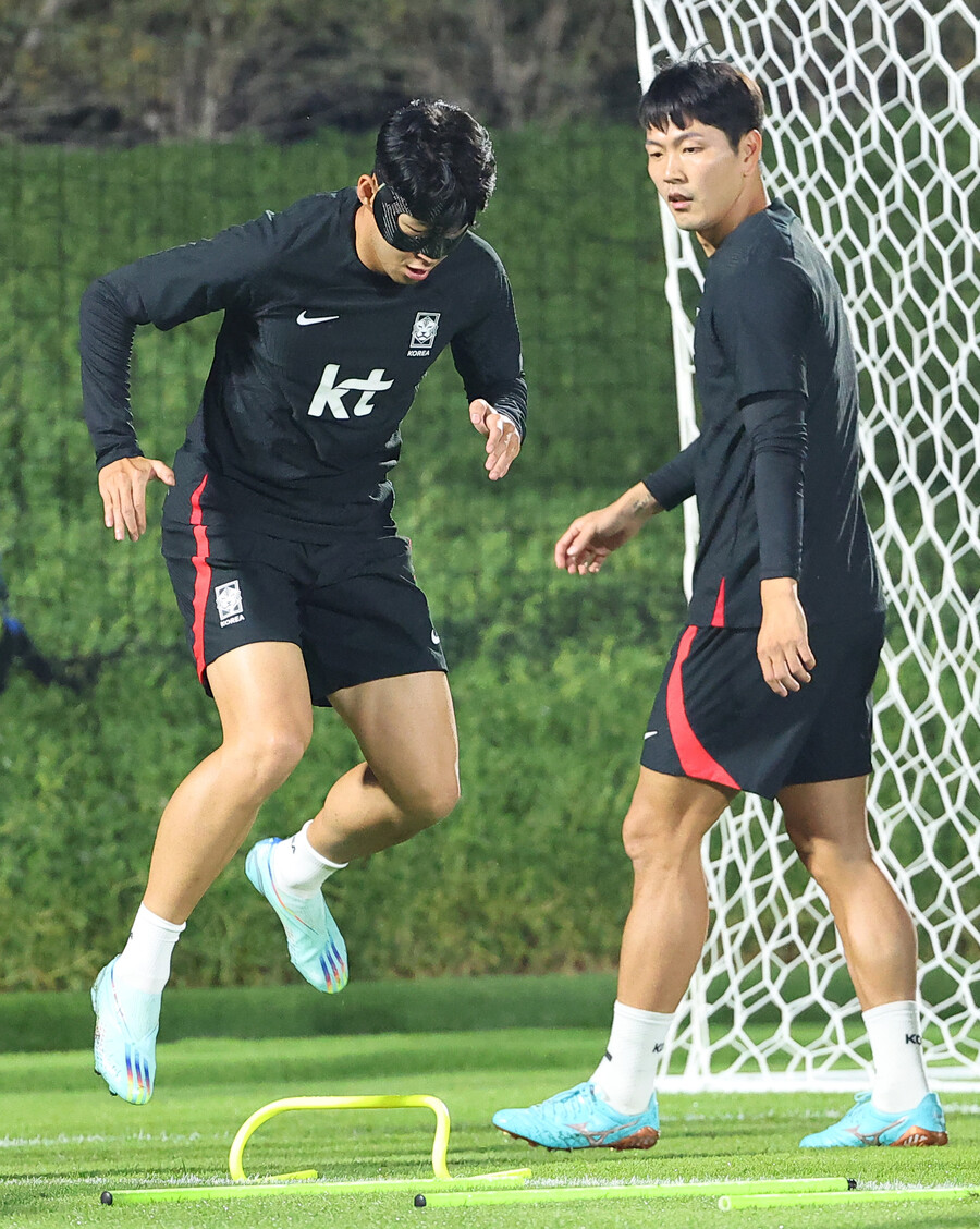 ▲ 고심하는 파울루 벤투 축구대표팀 감독(사진 위). 손흥민은 여전히 마스크를 쓰고 훈련에 나서고 있다. ⓒ연합뉴스