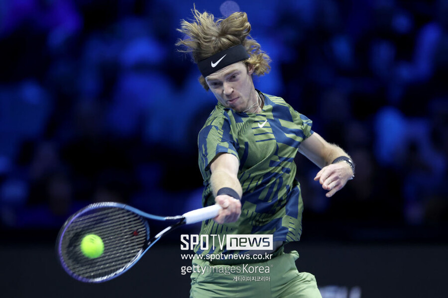 ▲ 안드레이 루블레프가 2022 니토 ATP 파이널스 레드그룹 조별리그 3차전에서 경기를 펼치고 있다.