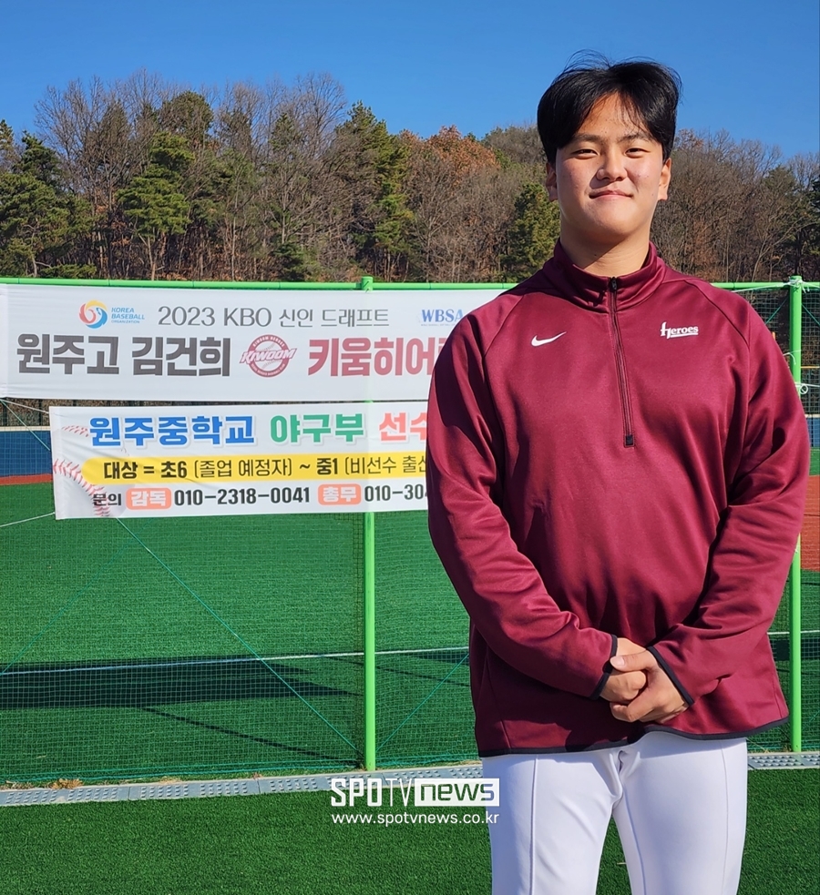 ▲ 인터뷰 중인 키움 히어로즈 신인 김건희. ⓒ원주, 박정현 기자