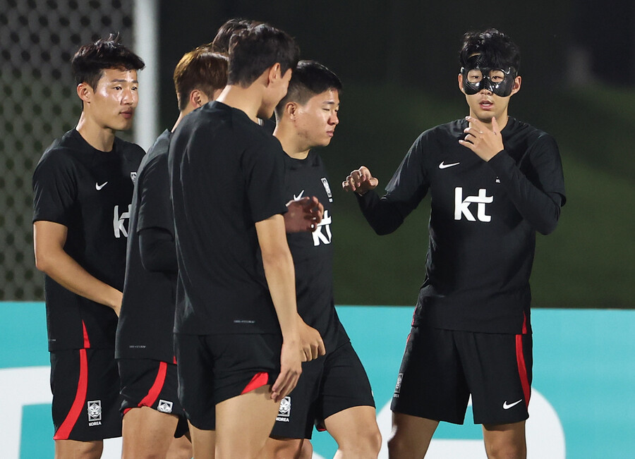 ▲ 18일(한국시간) 손흥민(오른쪽)이 카타르 도하 알에글라 훈련장에서 훈련을 소화하고 있다. ⓒ연합뉴스