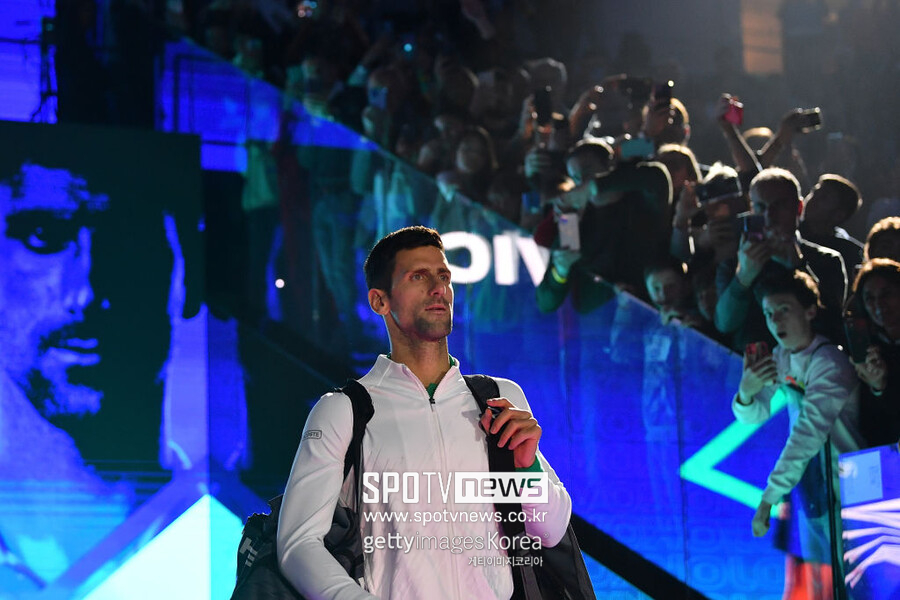 ▲ 노박 조코비치가 2022 니토 ATP 파이널스 단식 준결승을 앞두고 코트에 입장하고 있다.