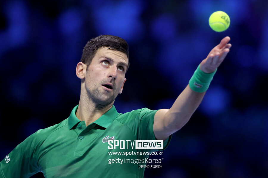 ▲ 노박 조코비치가 2022 니토 ATP 파이널스 준결승전에서 서브를 구사하고 있다.