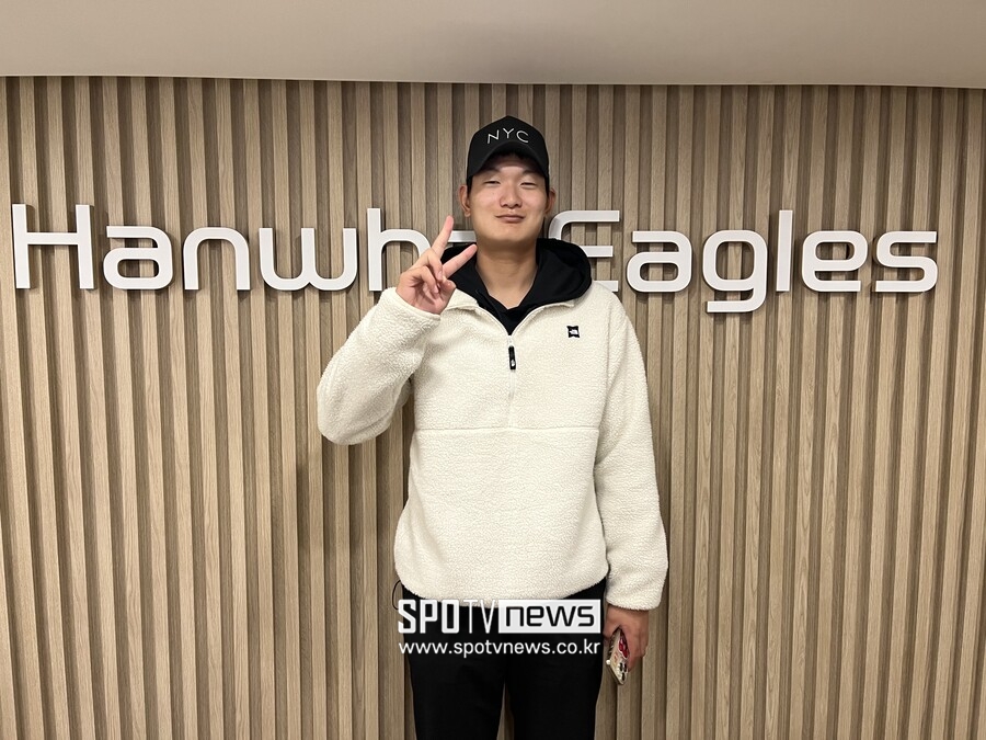 ▲ 김서현이 인터뷰를 위해 포즈를 취하고 있다. ⓒ고유라 기자