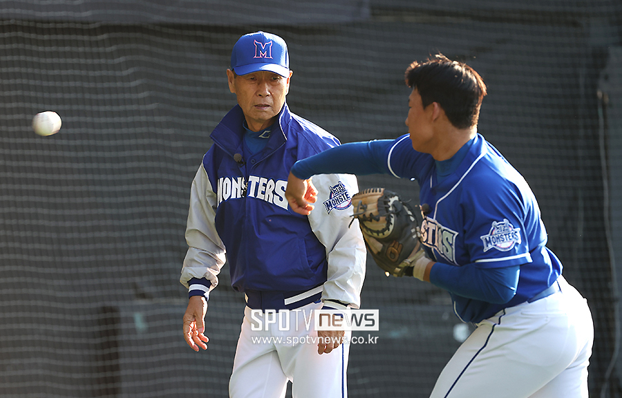 [포토S] 김성근 감독, '예리한 눈빛으로'
