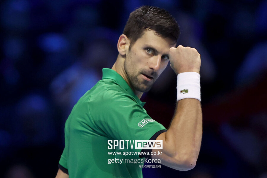 ▲ 노박 조코비치가 2022 니토 ATP 파이널스 결승전에서 득점을 올린 뒤 주먹을 불끈 쥐고 있다.