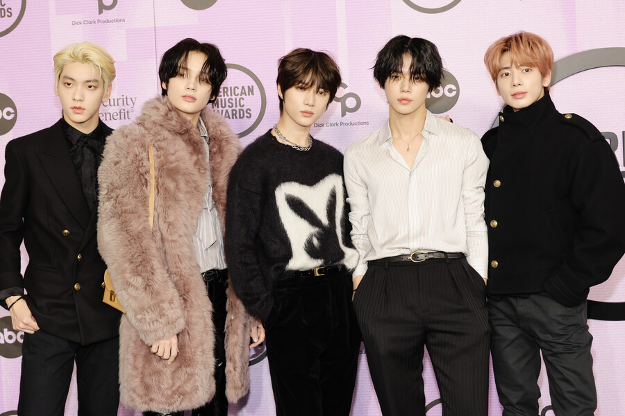 투모로우바이투게더, 美 'AMAs' 레드카펫 밟았다…당당 자신감+완벽 비주얼