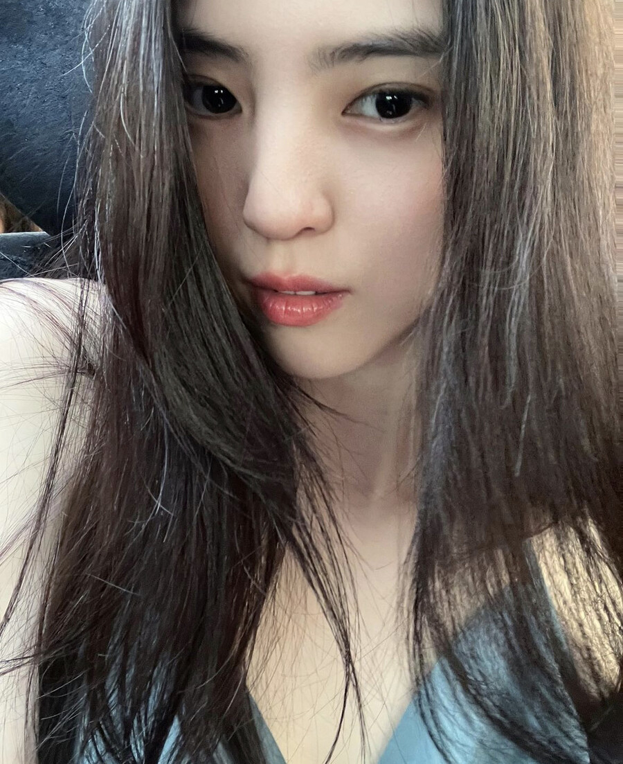 한소희, 누워도 서도 다 예뻐…초근접 샷에도 잡티 하나 없네