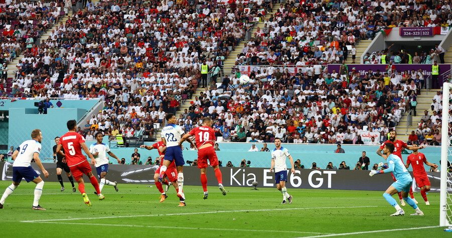 ▲ 잉글랜드에 2-6으로 완패한 이란, 팬들은 경기장을 지켰다.  ⓒ연합뉴스/REUTERS
