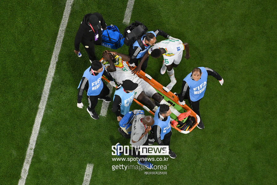 ▲ 쿠아테가 22일 'FIFA 카타르 월드컵' A조 조별리그 1차전에서 프랭키 더 용과 볼 다툼 도중에 부상으로 교체됐다
