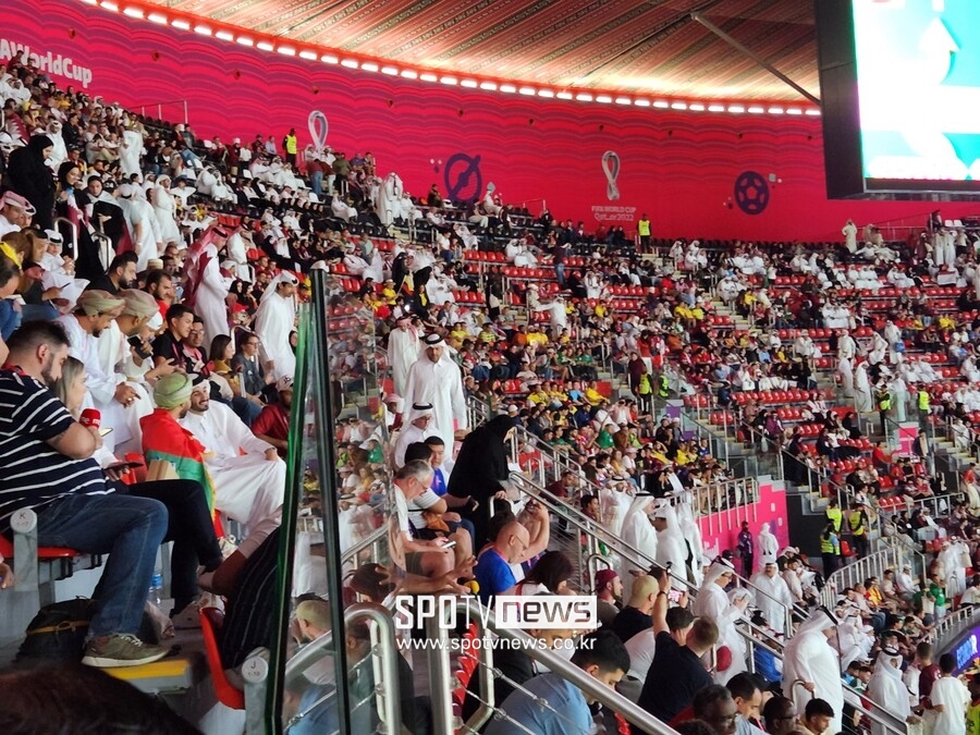 ▲ 0-2로 지고 있던 후반 20분 이후 카타르 관중들이 썰물처럼 빠져 나갔다. ⓒ이성필 기자