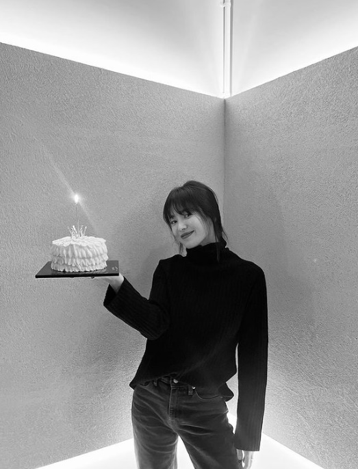 "아름다움 신이 허락한 종교, 혜교"…송혜교, 주접 절로 나오는 42세 생일 미모