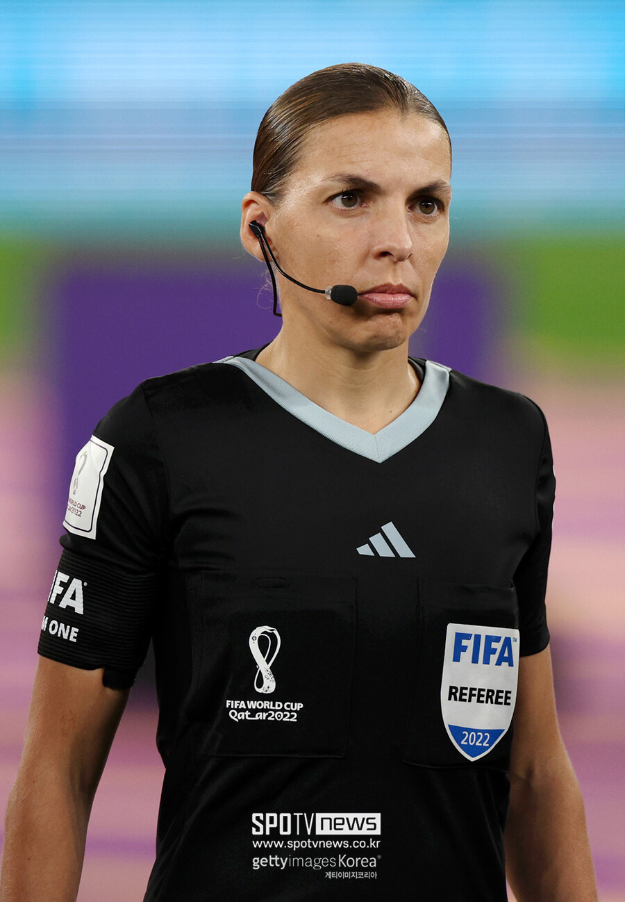 [카타르 NOW] FIFA 92년 만에 '금녀의 벽' 허물어져…여성 심판 6명 나선다