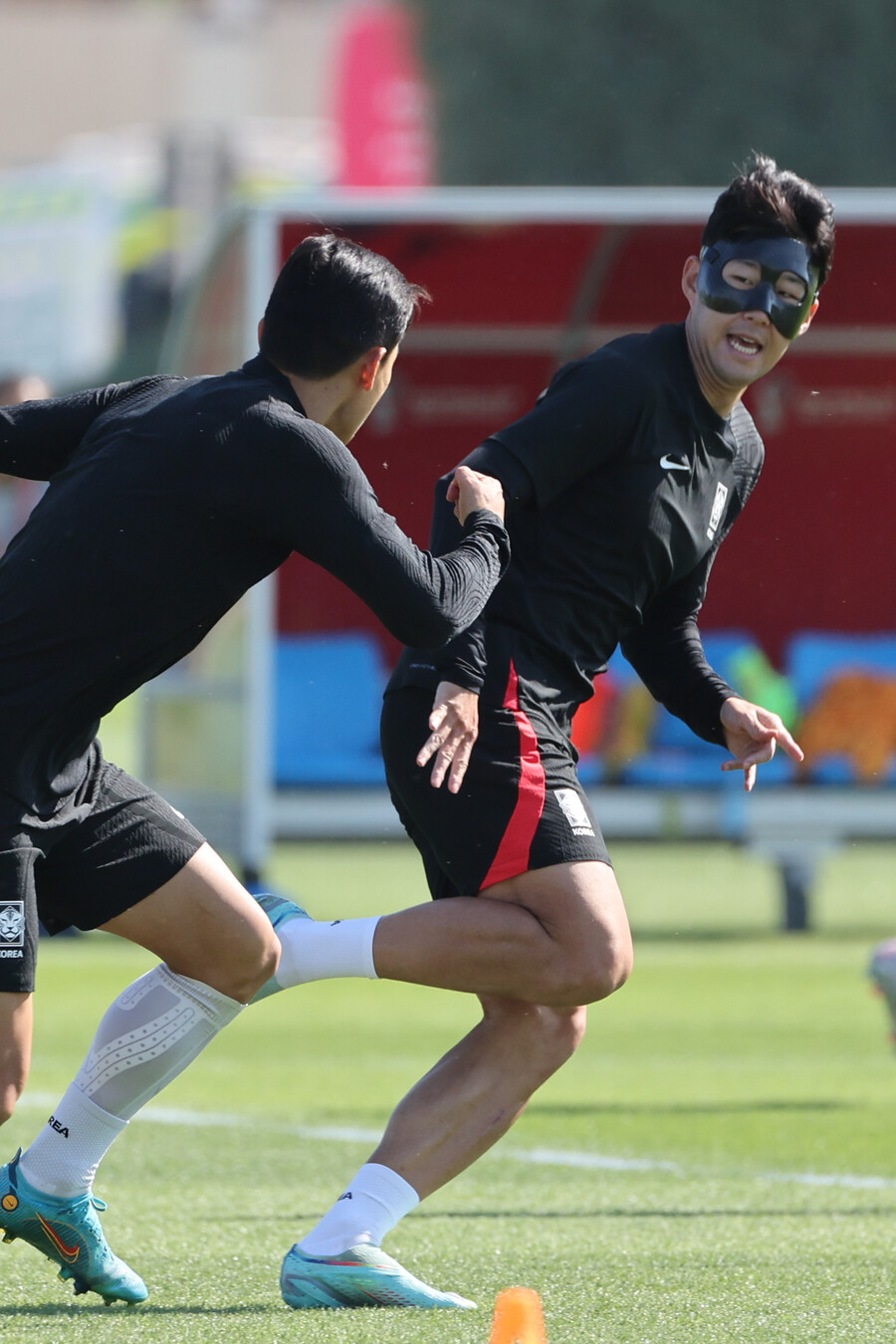 ▲ 마지막 훈련에 나선 '마스크맨' 손흥민(사진 위 오른쪽). 축구대표팀이 우루과이와의 첫 경기에 어떤 결과물을 만들 것인지에 관심이 집중 된다.  ⓒ연합뉴스