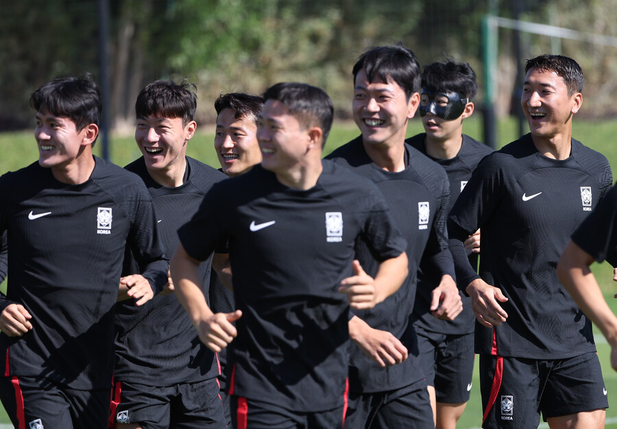 ▲ 마지막 훈련에 나선 '마스크맨' 손흥민(사진 위 오른쪽). 축구대표팀이 우루과이와의 첫 경기에 어떤 결과물을 만들 것인지에 관심이 집중 된다.  ⓒ연합뉴스