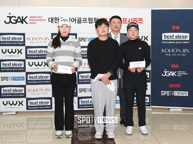 ▲ 2022 JGAK 베스트슬립·고혼진 주니어골프시리즈에서 종합 1,2,3위를 차지한 송지민, 오원준, 조이안(앞줄 맨 오른쪽부터 역방향)이 JGAK 정호진 회장과 기념 촬영을 하고 있다. ⓒ 부여, 곽혜미 기자