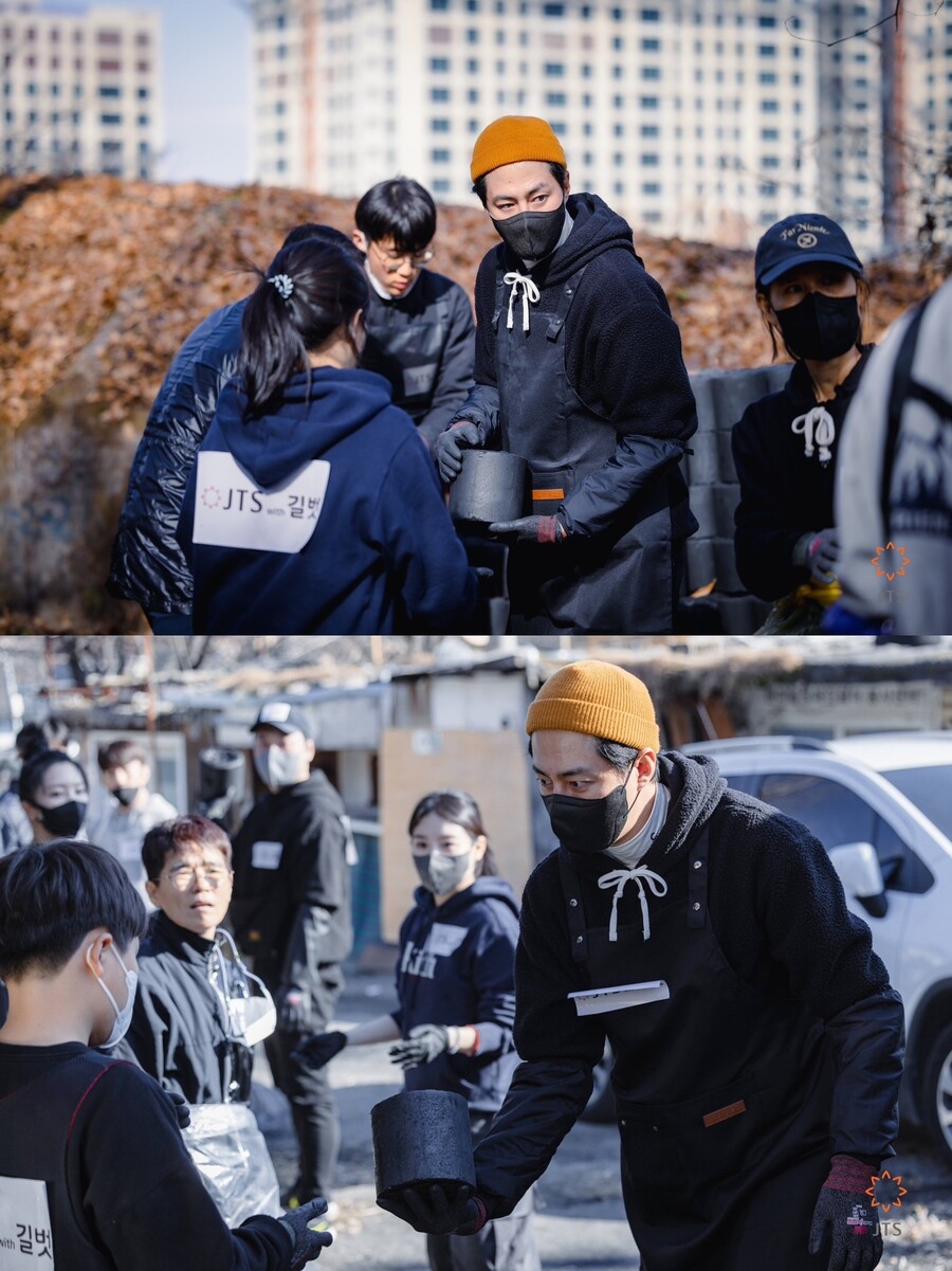 ▲ 지난 20일 서울 구룡마을에서 노희경 작가를 비롯해 배우 조인성, 이정은, 이희준, 임세미, 조혜정, 모델 이혜정, 전성환, 백승도 외 68명이 연탄 봉사를 했다. 제공|JTS