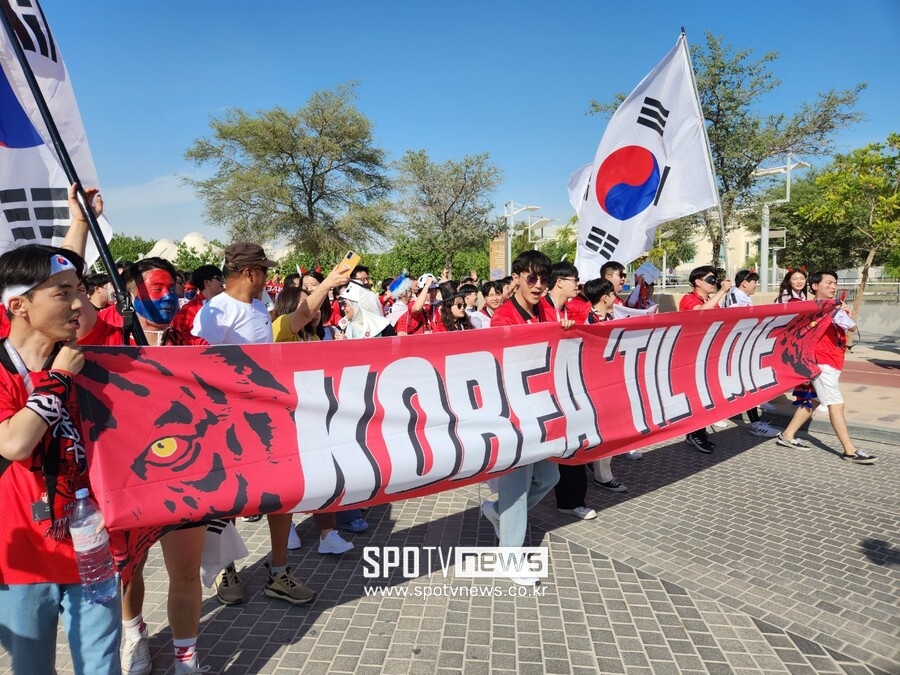 ▲ 붉은악마가 우루과이전을 앞두고 에듀케이션 시티 스타디움 광장에서 가두 행진을 벌이며 응원하고 있다.