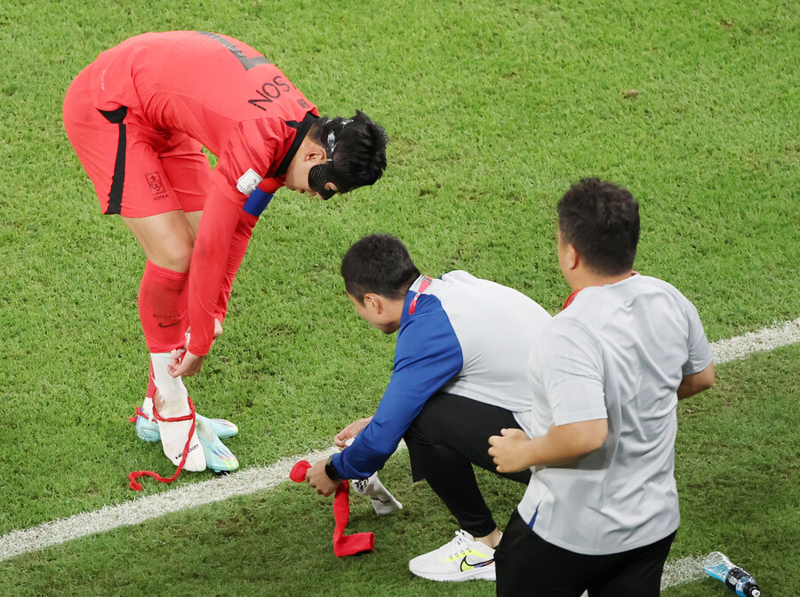 ▲ 손흥민이 우루과이의 집중 견제에 축구화가 벗겨졌다 ⓒ연합뉴스