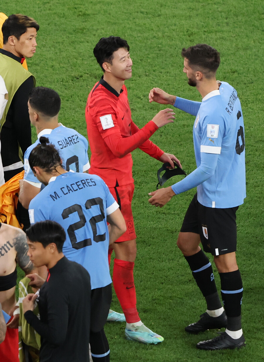 ▲ 경기 전에는 악수로 격려했고 경기가 끝난 후에는 진하게 서로를 안았던 손흥민과 벤탄쿠르 ⓒ연합뉴스