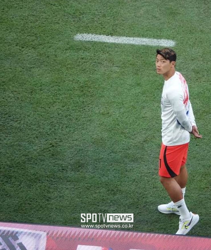 ▲ 관중석을 바라보며 경기장 분위기를 확인하는 황희찬