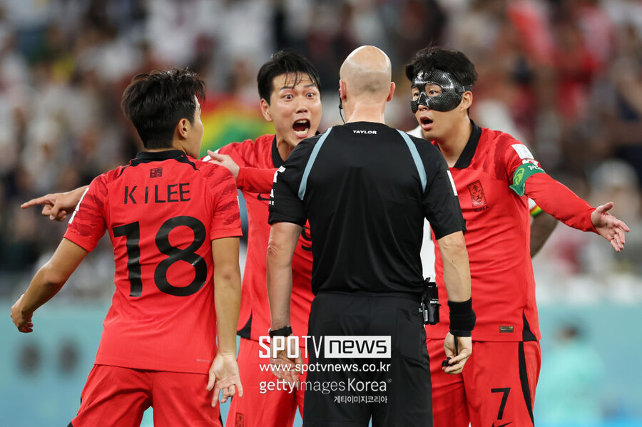 ▲ 대한민국 선수들이 마지막 코너킥 기회를 주지 않은 주심에게 강력하게 항의했다.