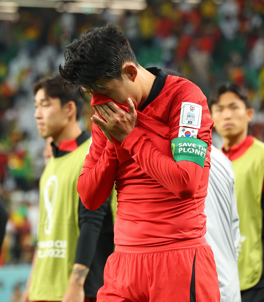 ▲ 가나에 2-3으로 패한 뒤 고개 숙이며 안타까움을 숨기지 못했던 손흥민 ⓒ연합뉴스