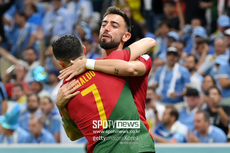 ▲ 브루노 페르난데스(오른쪽)가 29일 'FIFA 카타르 월드컵' 조별리그 2차전 우루과이전에서 결승골을 넣고 호날두(왼쪽)와 환호하고 있다