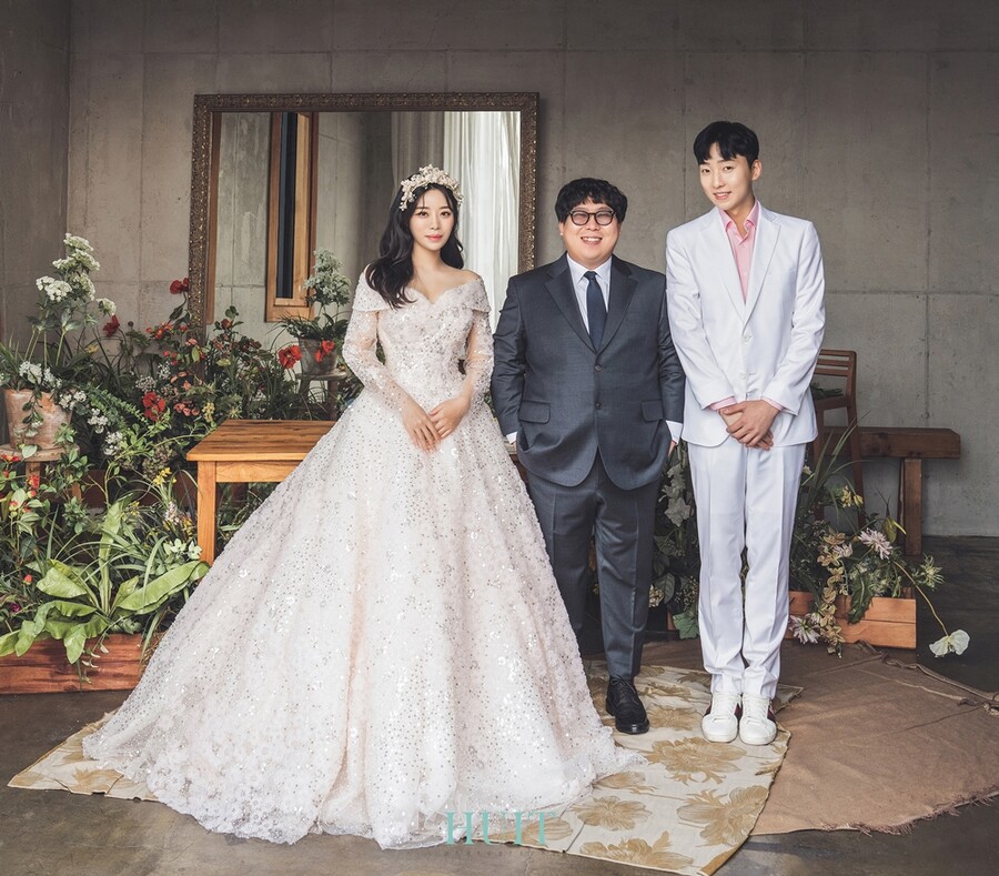 ▲ 개그맨 장윤석 웨딩화보. 제공ㅣ해피메리드컴퍼니, 웨딩디렉터봉드, 로자스포사, 스플렌디노, 쇼위플로라, 모아위, 어반스튜디오, 규중칠우, 정부자스타일리스트, 웨딩미