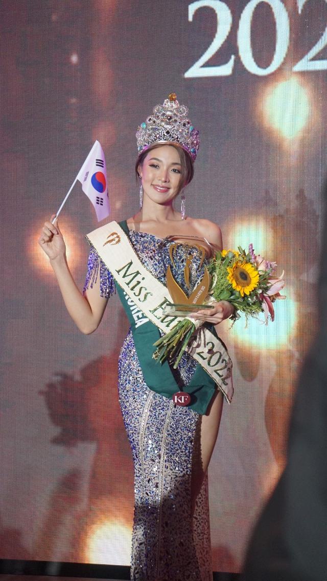 '미코 선' 최미나수, '미스 어스 2002' 1위…세계 4대 미인대회 韓 최초 우승