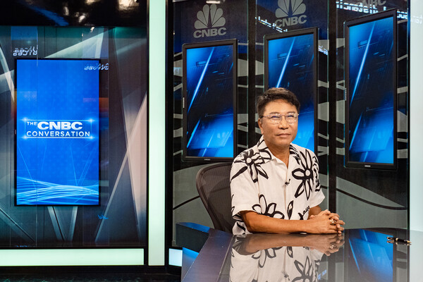 CNBC ASIA "이수만 총괄 프로듀서, K팝 세계화 이끈 음악의 마에스트로" 조명